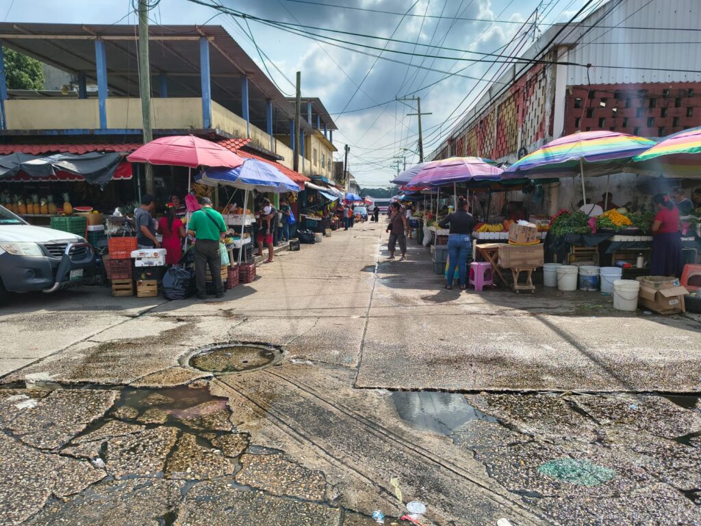 Ambulantes liberan la calle Aldama tras dos días de tensión entre comerciantes