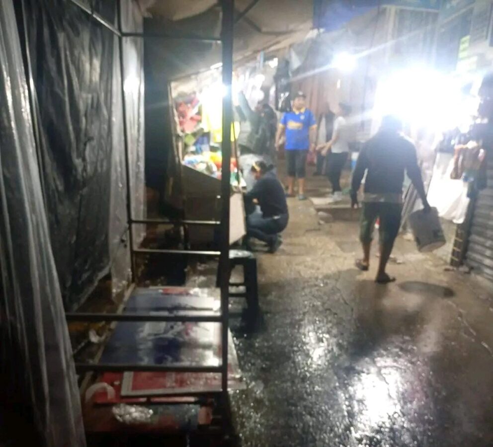 Explosiones y humo siembran alarma en el corazón de Minatitlán, tras incendio en puesto semifijo de cohetes