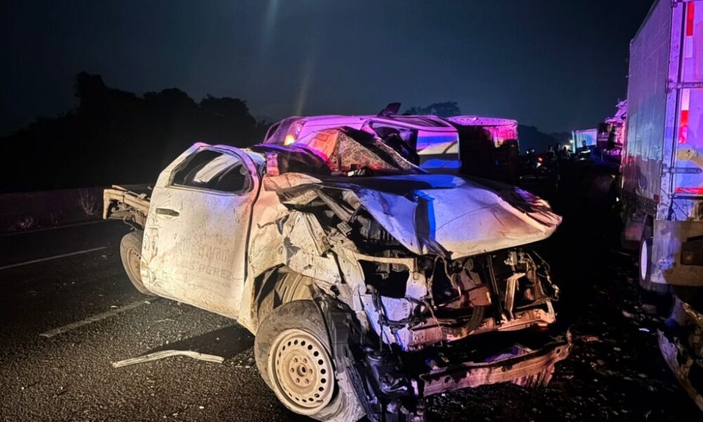 🚨 *Vuelca camioneta en la carretera federal 180 tramo San Andrés Tuxtla – Catemaco*