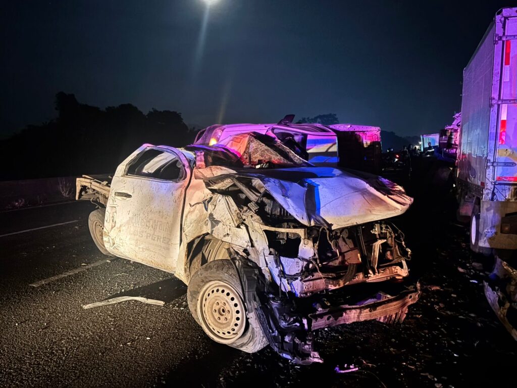 🚨 *Vuelca camioneta en la carretera federal 180 tramo San Andrés Tuxtla – Catemaco*