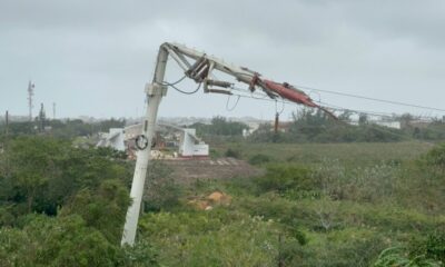 Cae torre de alta tensión de CFE en el puente Coatzacoalcos I, las fuertes rachas de viento del frente frío 25 provocaron el incidente que solo dejó una persona lesionada que conducía un auto