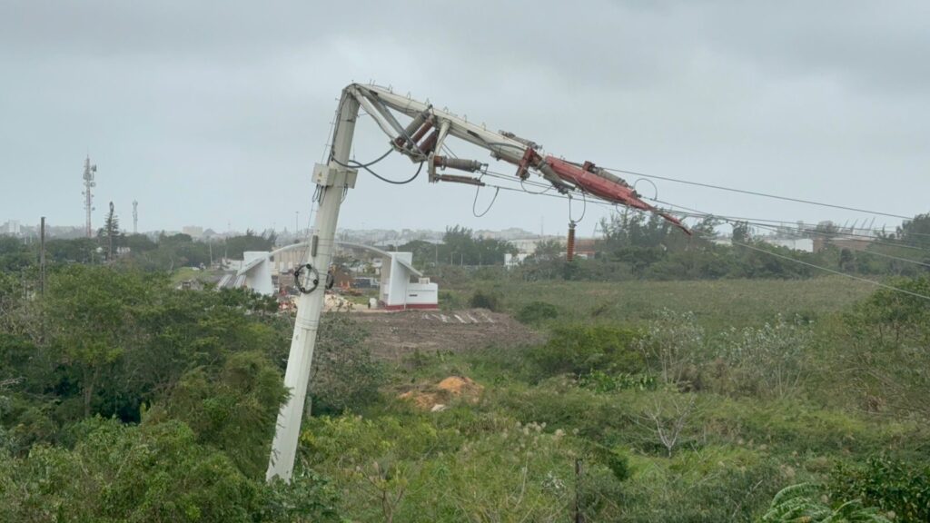 Cae torre de alta tensión de CFE en el puente Coatzacoalcos I, las fuertes rachas de viento del frente frío 25 provocaron el incidente que solo dejó una persona lesionada que conducía un auto