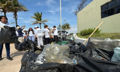 *Jóvenes universitarios limpian un kilómetro de playa en Coatzacoalcos*
