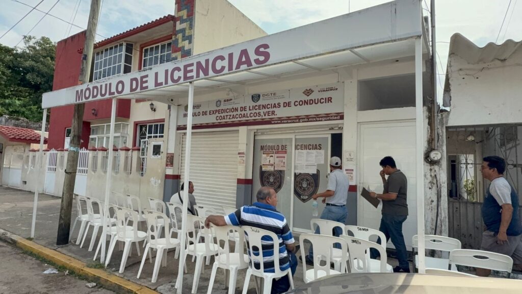 *Automovilistas de Coatzacoalcos rechazan y se molestan por el nuevo requisito para la licencia de manejo, el certificado de No Deudor Alimentario*