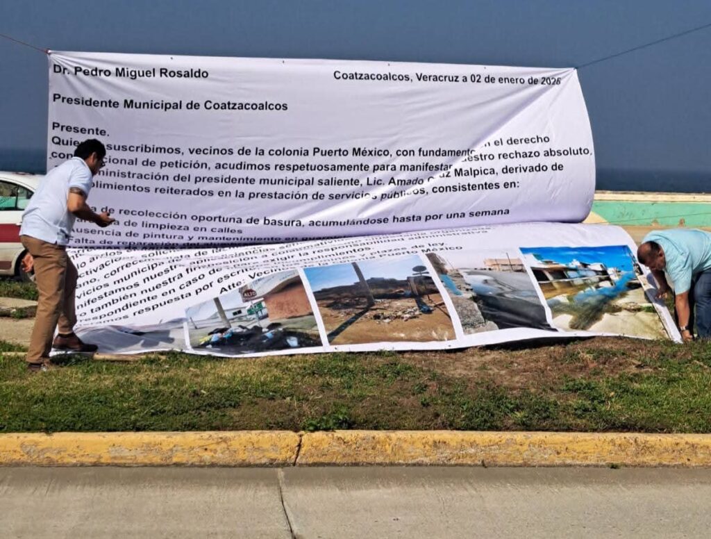 Con lona en el Malecón, vecinos de Puerto México exigen rescate tras abandono heredado