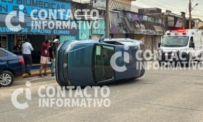 Vuelca automóvil tras chocar contra vehículo estacionado en el Centro de Minatitlán