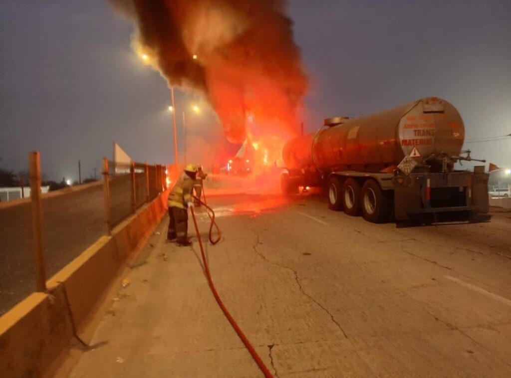 *Se incendió un tráiler con tanque cisterna vacío en el puente Joroba de Coatzacoalcos*