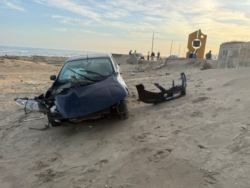 *Terminó en la playa conductor y su auto luego de quedarse dormido al volante por cansancio laboral*