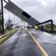 Vientos del Frente Frío 27 paralizan el Puente Coatzacoalcos I; colapsa letrero metálico y cierran acceso al puerto
