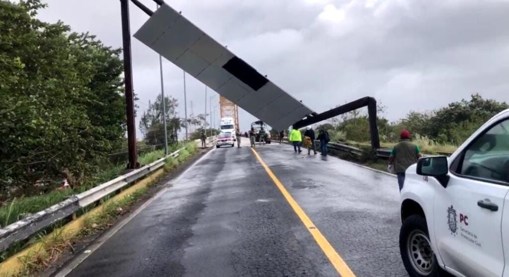 Vientos del Frente Frío 27 paralizan el Puente Coatzacoalcos I; colapsa letrero metálico y cierran acceso al puerto