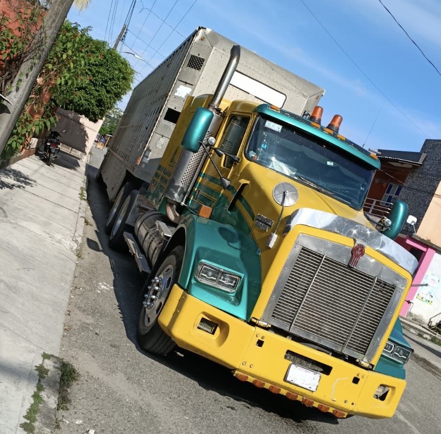 Se roban jaula de ganado valuada en dos millones de pesos en cumbres de Maltrata Ganadero de Playa Vicente denunció que le robaron sus animales cuando apenas los iba a vender a un cliente de San Luis Potosí