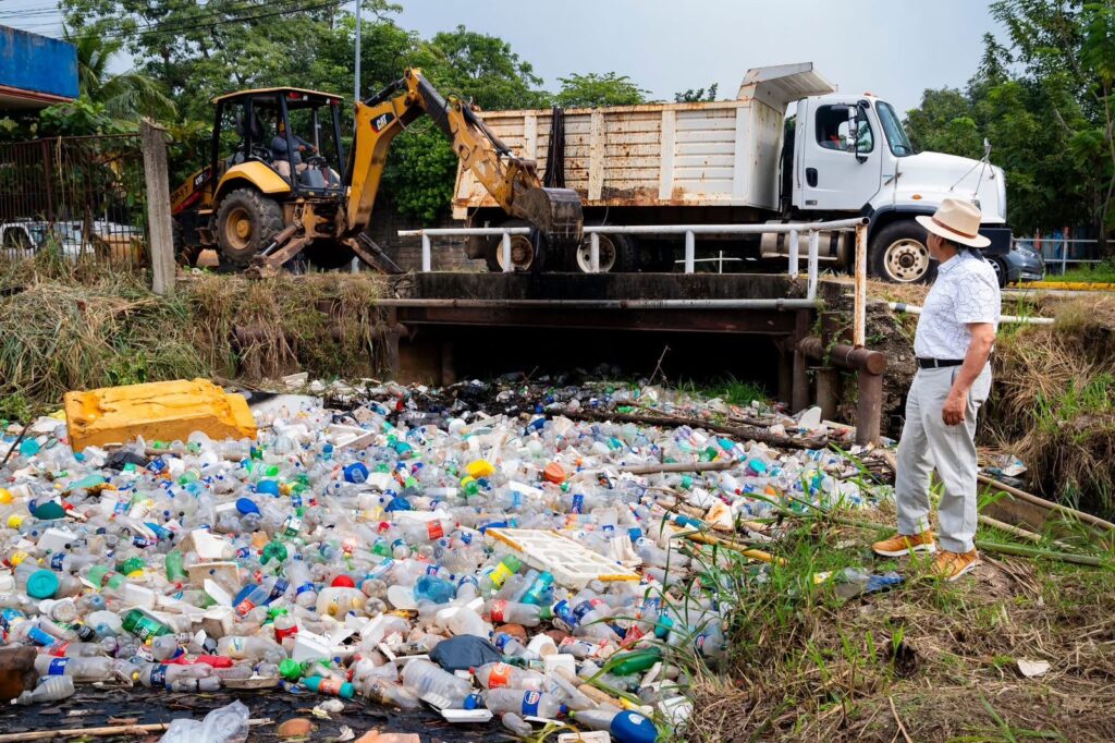 Atienden autoridades municipales el arroyo Acotope para prevenir contaminación y taponamientos