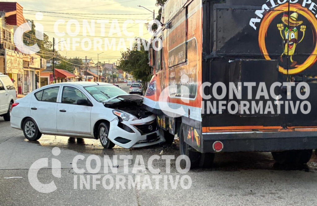 Percance vehicular deja daños materiales en la colonia Santa Clara e inusual movilización de autoridades ministeriales