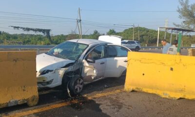 Choca auto contra muro de concreto en la carretera Coatzacoalcos – Villahermosa