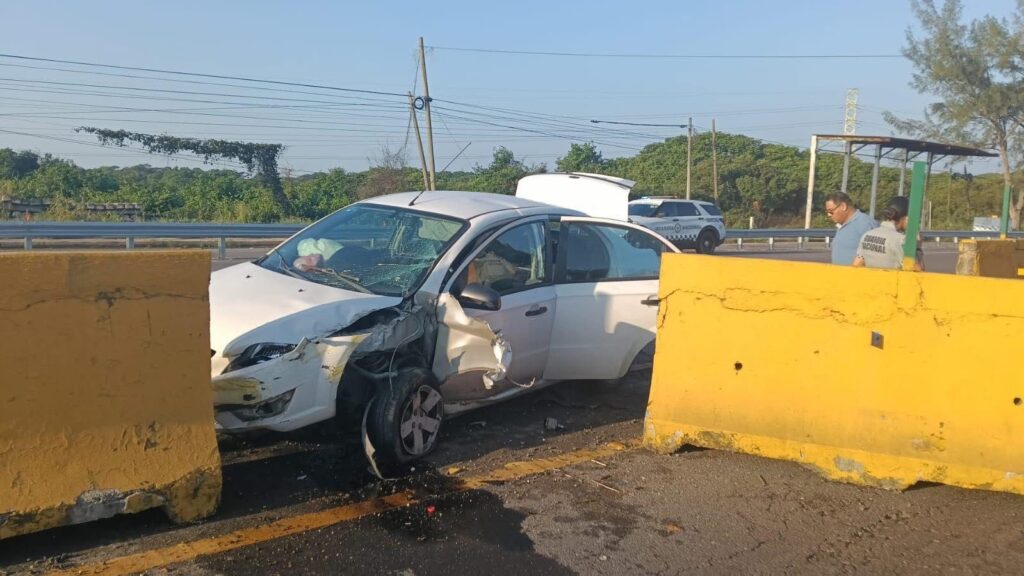 Choca auto contra muro de concreto en la carretera Coatzacoalcos – Villahermosa
