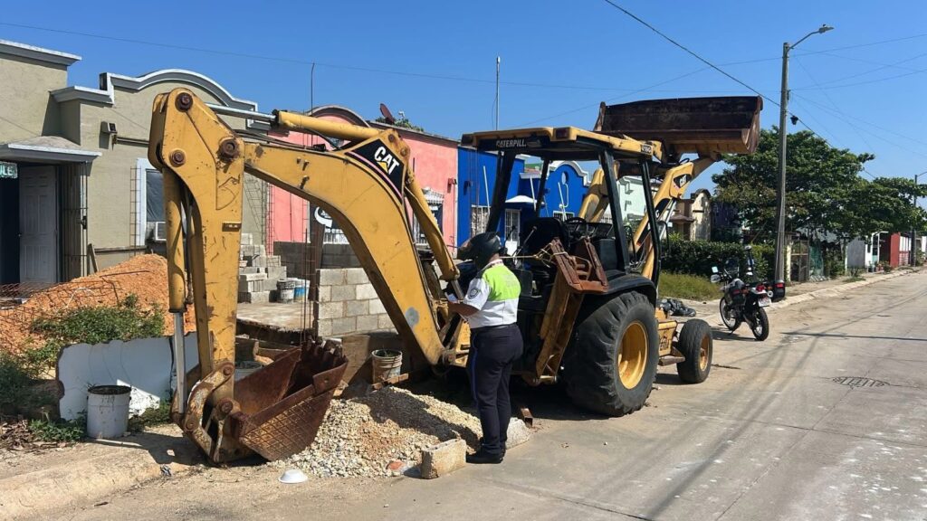 Regresó a Coatzacoalcos operativo para retirar autos maceta de la vía pública