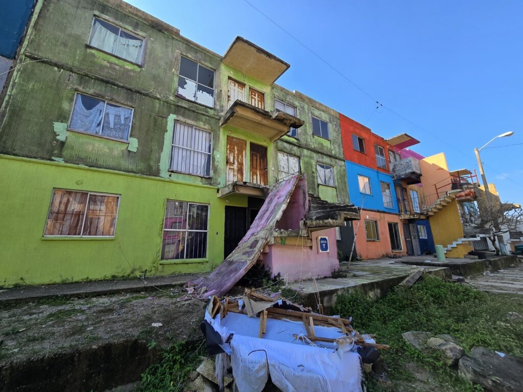 *Cae cuarta escalera en edificios de Puerto Esmeralda en Coatzacoalcos*