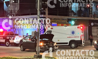 Choque en cruce vial deja mujer lesionada y severos daños materiales en Minatitlán