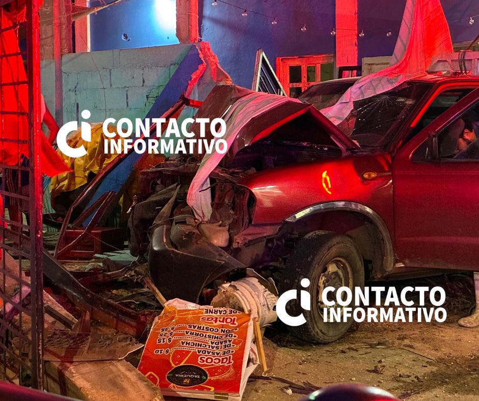 (+VÍDEO) Conductor de camioneta pierde el control y ocasiona destrozos en domicilio particular en Minatitlán, Ver.