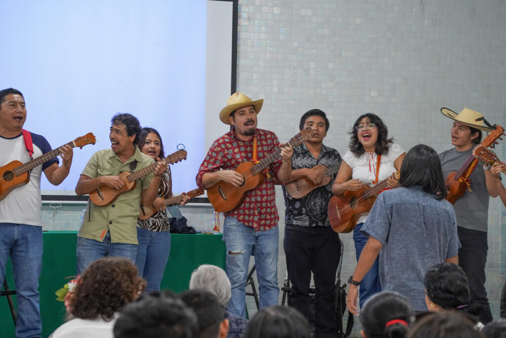 Un éxito la jornada de patrimonio etnomusicalcatalán, valenciano, balear, aragonés y el son jarocho en el municipio de Cosoleacaque.