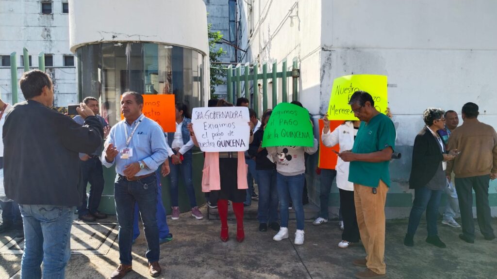 *Trabajadores del Hospital IMSS-Bienestar de Coatzacoalcos se manifiestan por pagos y descuentos en sus quincenas*