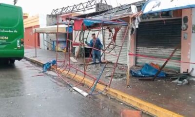 *Cae plafón sobre auto estacionado y una antena de telecomunicaciones en el centro de Coatzacoalcos*
