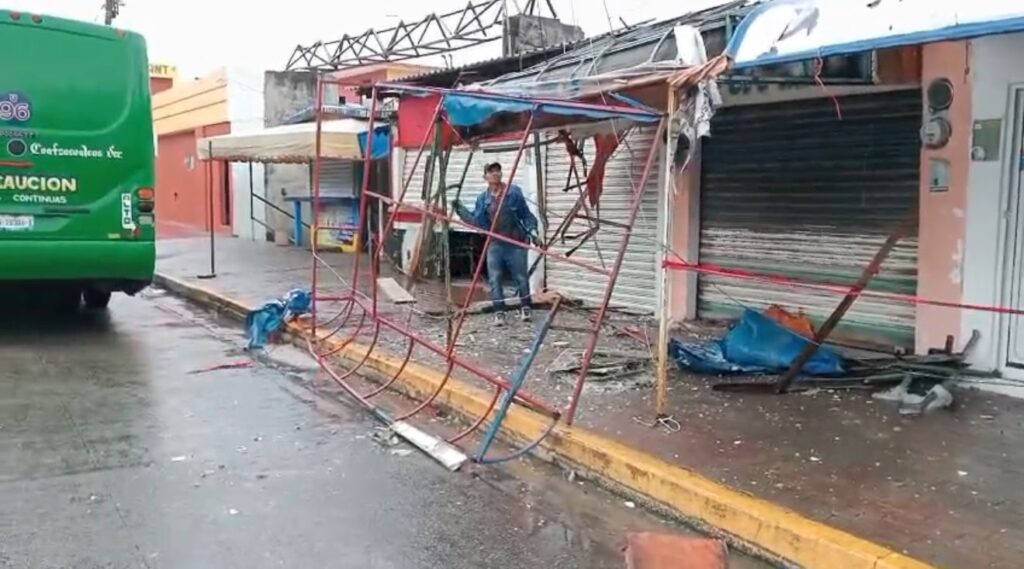 *Cae plafón sobre auto estacionado y una antena de telecomunicaciones en el centro de Coatzacoalcos*