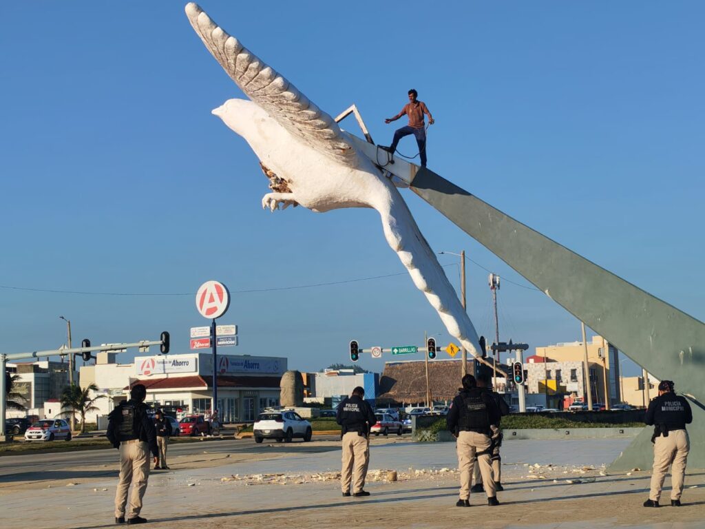 *Sujeto sube a la Paloma de la Paz del malecón de Coatzacoalcos y dañó el monumento*