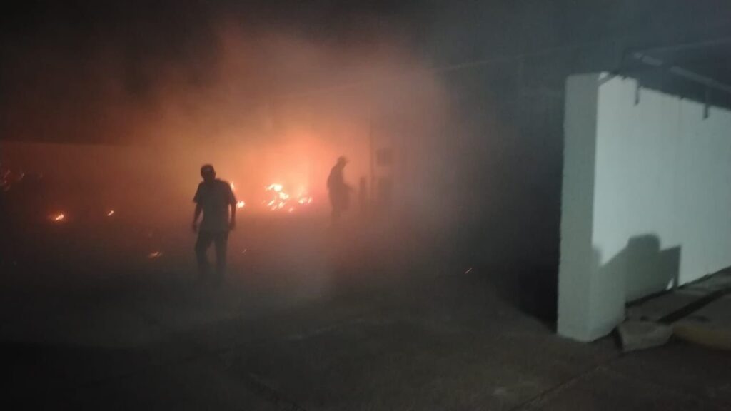 Investigan quema de archivos que provocó incendio en clínica del ISSSTE en Coatzacoalcos