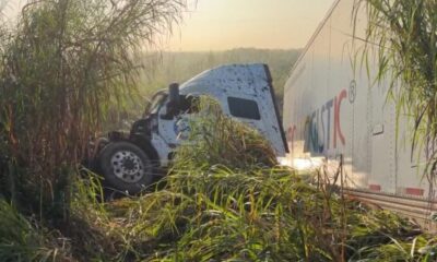 Tráiler se sale del camino y provoca tráfico en Las Matas.