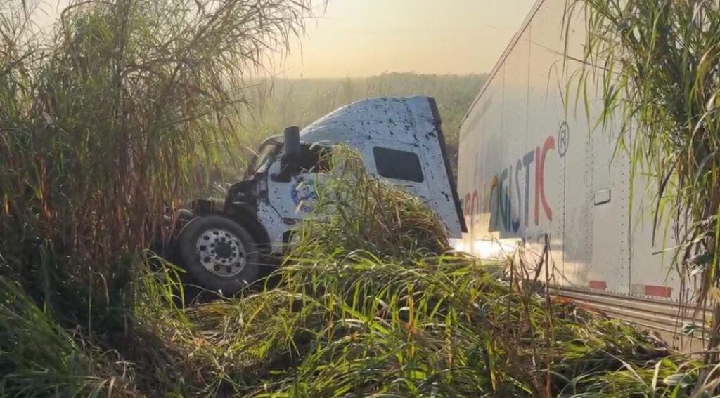 Tráiler se sale del camino y provoca tráfico en Las Matas.