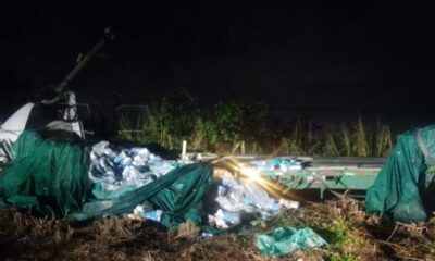 *Tráiler con pega azulejo y cemento se salió de la carretera Costera del Golfo por evitar chocar con imprudente conductor de auto particular*