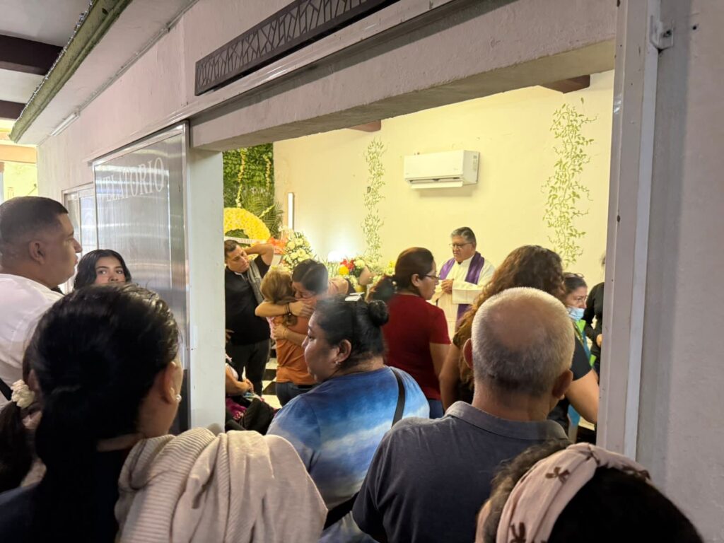 *Despiden a Martha Verónica y Gabriela Armas, las dos jóvenes que murieron en el trágico accidente en Transístmica y Juan Osorio López*