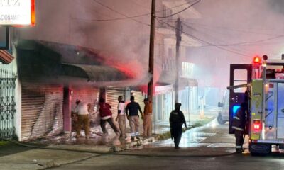 Local de mochila y jueguetes del centro de Acuyucan, reducido a cenizas por incendio provocado con explosivo casero.