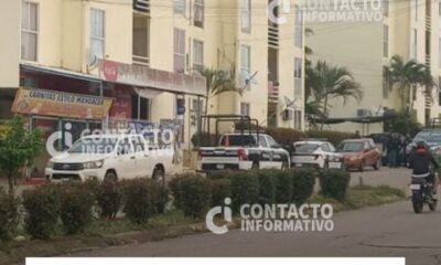 Numeroso grupo armado irrumpe en zona habitacional de Cosoleacaque; dos personas son retiradas del lugar