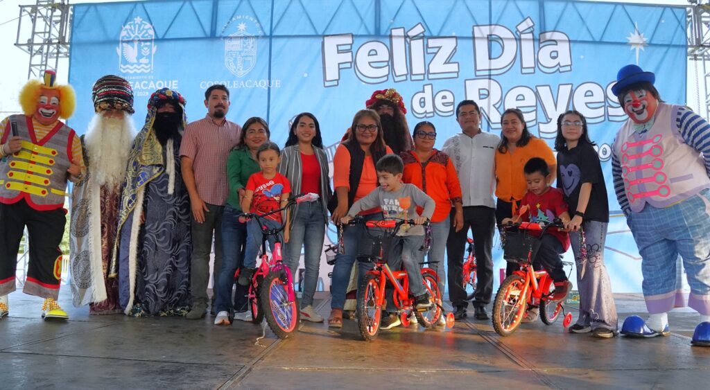 Recibe la colonia El Naranjito la magia de los reyes magos.