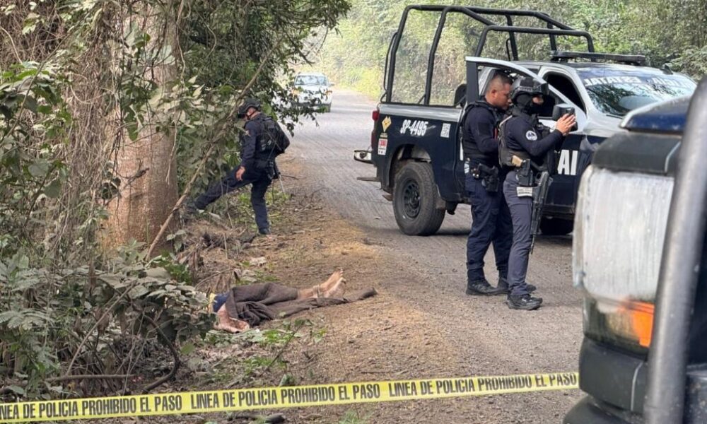 Cuerpo envuelto en sabana, pies y manos atadas, así como rostro tapado y huellas de violencia es localizado en la carretera Acayucan-Soteapan.