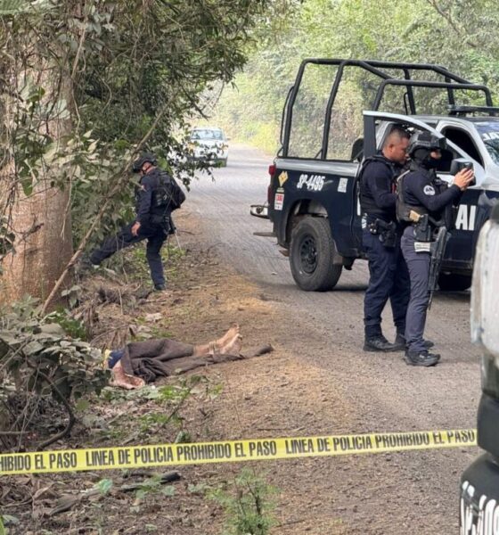 Cuerpo envuelto en sabana, pies y manos atadas, así como rostro tapado y huellas de violencia es localizado en la carretera Acayucan-Soteapan.