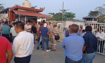 Manifestación en CMAS Coatzacoalcos por presunto desconocimiento sindical y despidos injustificados