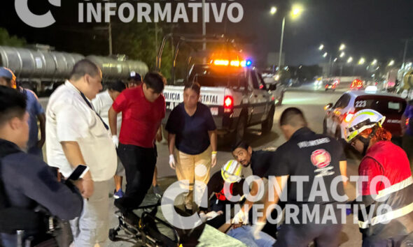 Dama en moto acabó inconsciente tras derrapar en el bulevar; cayó en un bache, según testigos