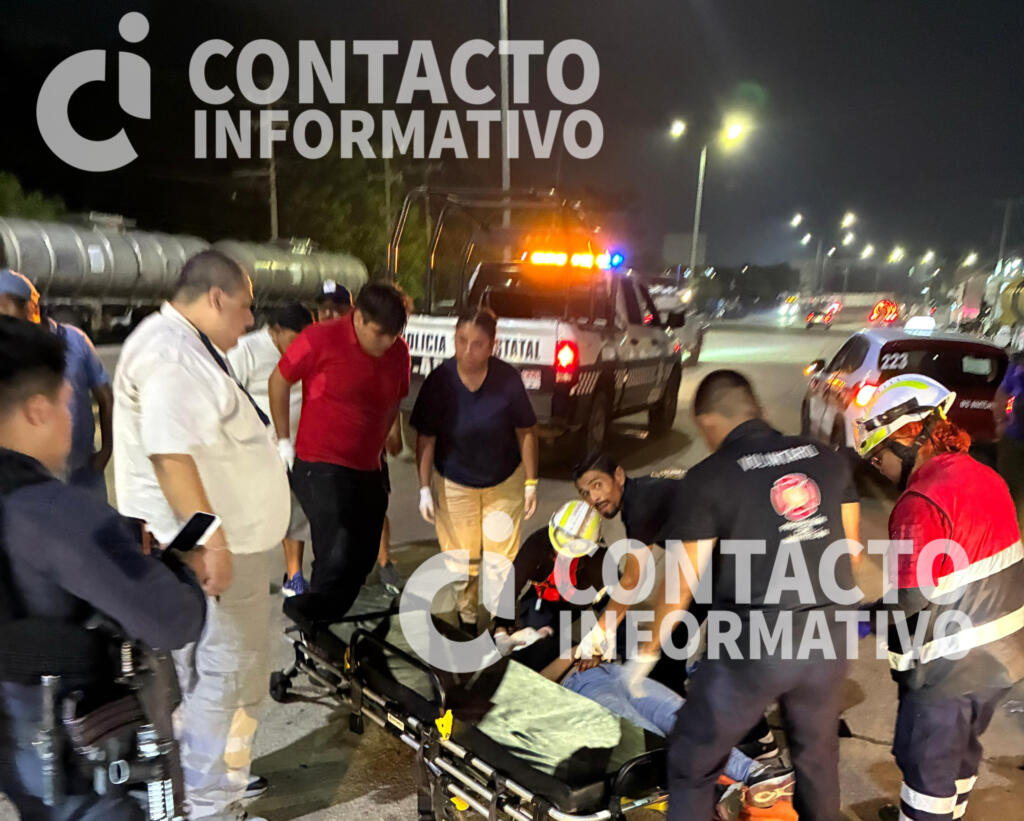 Dama en moto acabó inconsciente tras derrapar en el bulevar; cayó en un bache, según testigos