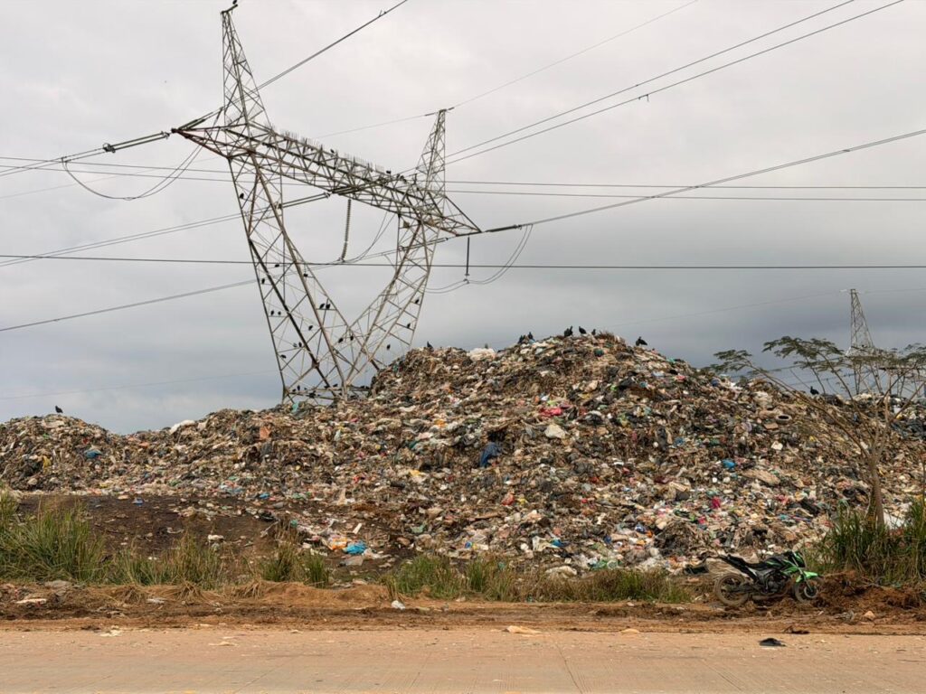 *Vuelve a apestar la carretera Coatzacoalcos – Minatitlán por basura que llega al tiradero de Las Matas*