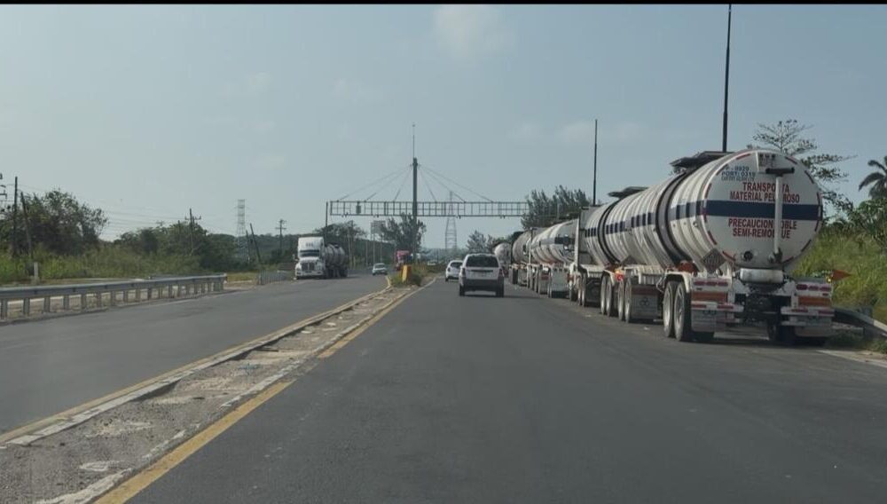 *Se detuvo temporalmente movimiento de carga desde la zona industrial de Coatzacoalcos por actos violentos en carreteras, este lunes se hicieron reajustes*