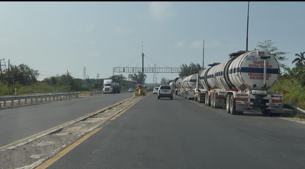 *Se detuvo temporalmente movimiento de carga desde la zona industrial de Coatzacoalcos por actos violentos en carreteras, este lunes se hicieron reajustes*