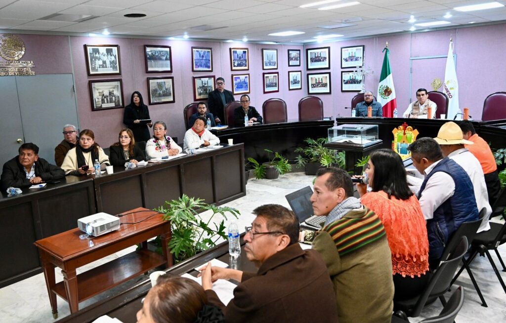 *Atiende Esteban Bautista a maestros indígenas de las Altas Montañas*