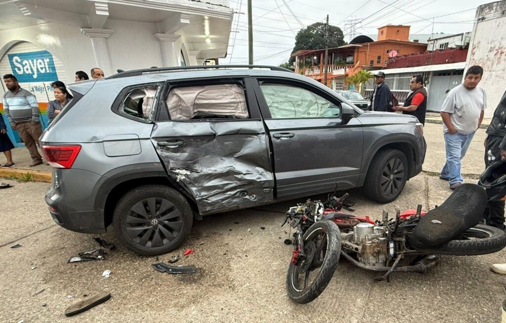 (+VIDEO) Joven motociclista permanece grave tras fuerte accidente en Minatitlán; familia clama apoyo ciudadano