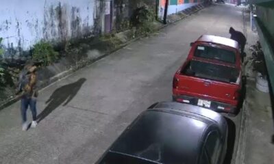 (+VIDEO) Captan en video a dos personas retirando cámara de seguridad en vivienda de la colonia Benito Juárez en Minatitlán.