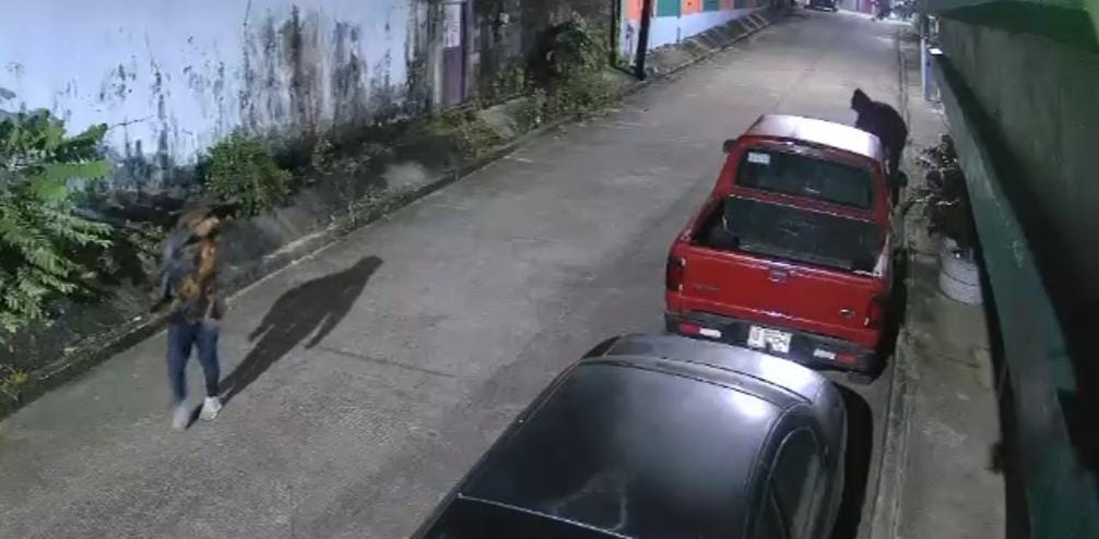 (+VIDEO) Captan en video a dos personas retirando cámara de seguridad en vivienda de la colonia Benito Juárez en Minatitlán.