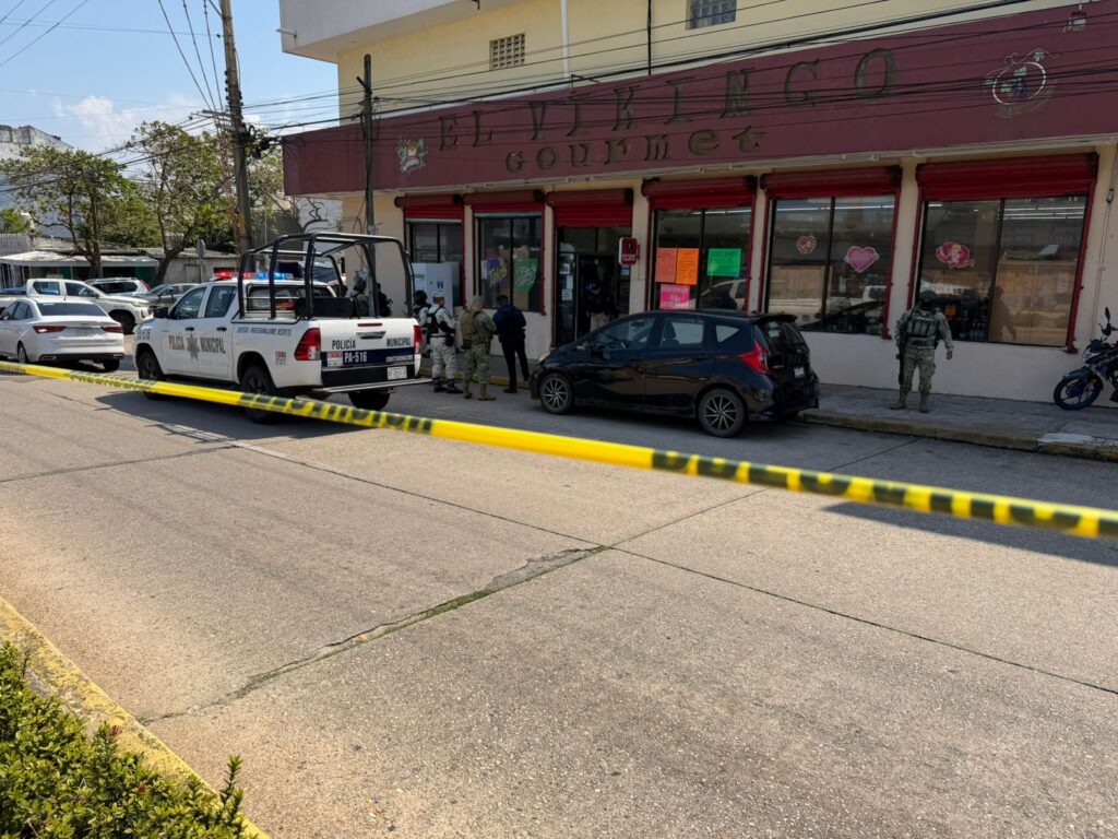 Balean a guardia de seguridad del Vikingo Gourmet de Coatzacoalcos