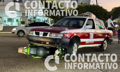 Moto termina debajo de taxi tras maniobra en cruce de Justo Sierra; esto sabemos